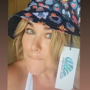 ONE OF A KIND (corazon) Colorful Heart Print Bucket Hat XL